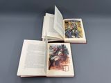 deux livres ouverts sur une table, avec une photo d'un homme et d'une femme