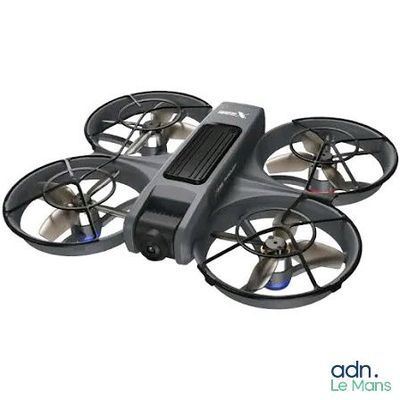 un gros plan d'un engin volant télécommandé sur fond blanc