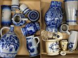 de nombreux vases et tasses bleus et blancs dans une boîte