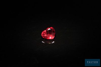 un diamant rouge dans l'obscurité