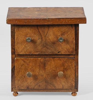 Kleine Biedermeier-Modellkommode Nussbaum, furniert. Corps p…