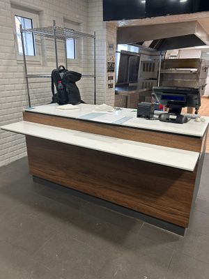 une photo d'une cuisine avec un plan de travail au milieu de la pièce