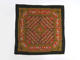 un gros plan sur un tissu noir orné d'un motif rouge et jaune