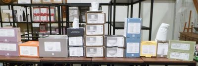 de nombreuses caisses posées sur une table dans un entrepôt
