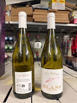 deux bouteilles de vin posées sur une table dans un magasin