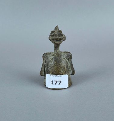 figurine représentant un homme avec une plaque d'immatriculation sur la poitrine