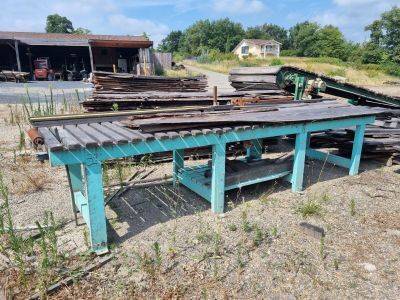 une table posée au milieu d'un champ