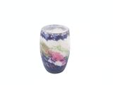 un vase orné d'un motif coloré