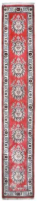 un tapis rouge et noir sur fond blanc