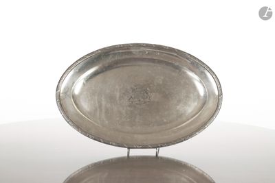 un plateau en argent posé sur une table en verre