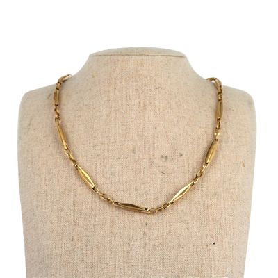 gros plan d'un torse de mannequin portant un collier