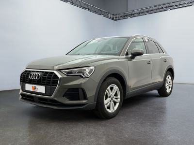 une Audi QX grise garée dans un garage