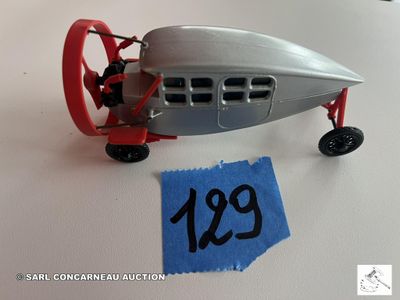 un petit avion miniature avec un numéro sur le côté