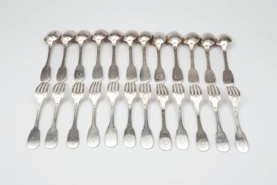 six fourchettes et six cuillères alignées sur une surface blanche