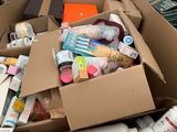 une boîte en carton remplie d'objets hétéroclites