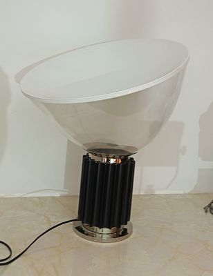 une lampe posée sur une table à côté d'une lampe