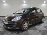 la photo d'une voiture noire garée dans un garage