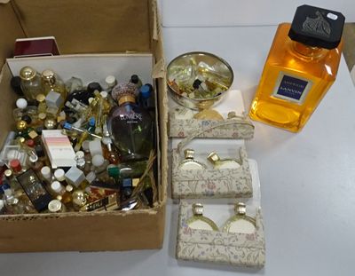 une boîte remplie de parfums et d'autres objets posée sur une table
