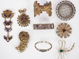 Plusieurs bijoux sont disposés sur une surface blanche