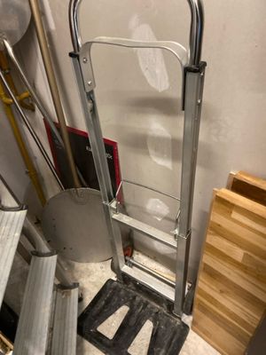 une photo d'une échelle dans une pièce en cours de rénovation