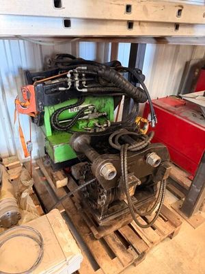 une photo d'un moteur vert et noir posé sur une palette