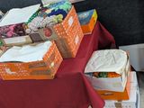 de nombreuses boîtes posées sur une table recouverte d'une nappe rouge