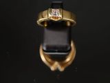 Gros plan sur une bague en or ornée d'un diamant