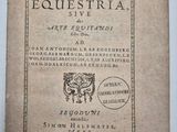 un vieux livre sur lequel est posé un hibou