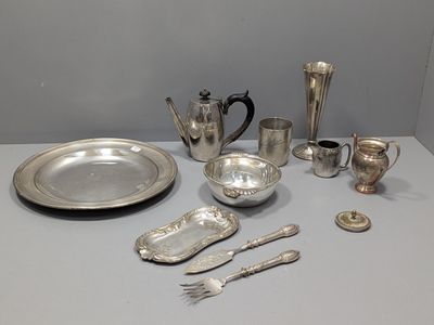 une table sur laquelle se trouvent de nombreux objets en argent