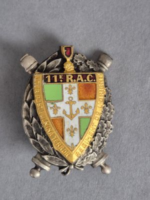 un gros plan d'un insigne en métal orné d'une croix
