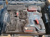 deux outils dans une boîte à outils posée sur une table