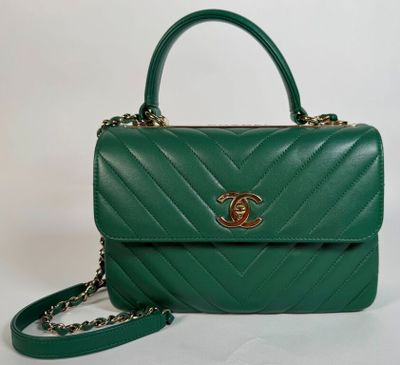un sac Chanel vert avec une bandoulière en chaîne