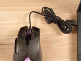 une souris d'ordinateur et un ordinateur portable posés sur une table en bois