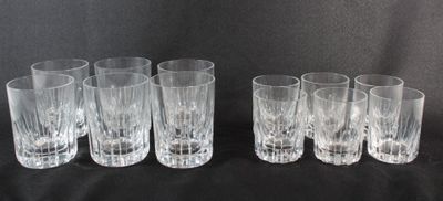 six verres transparents alignés sur un fond noir