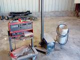 un petit chariot chargé d'outils dans un garage