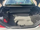 l'arrière d'une voiture avec le coffre ouvert et les sièges rabattus