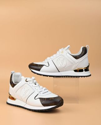 LOUIS VUITTON. Paire de sneakers modèle "Run Away" en cuir e…