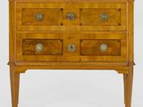 une commode en bois avec trois tiroirs de chaque côté