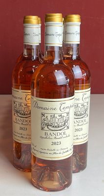 plusieurs bouteilles de vin sont alignées sur un comptoir