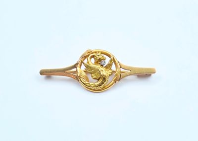 bague en or jaune ornée d'un oiseau et d'un diamant au centre