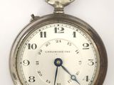 gros plan d'une montre de poche sur une surface blanche
