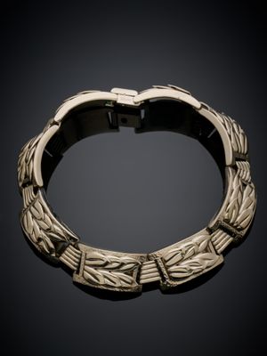 un bracelet en or sur fond noir
