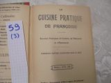 un livre sur lequel est posé un bout de papier
