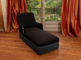 une chaise longue devant une fenêtre, dans une pièce