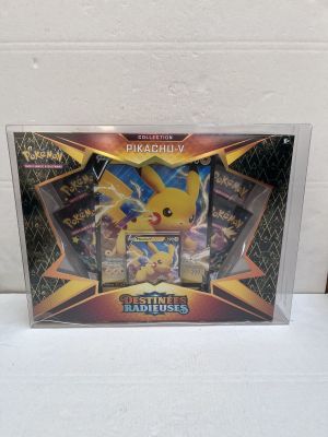 Le jeu de cartes à collectionner Pokémon est présenté dans un étui en plastique transparent.