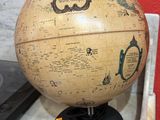 un grand globe terrestre posé sur un comptoir