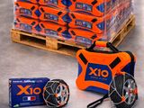 des cartons orange et bleus ornés de chaînes, à côté d'une palette de cartons orange et bleus ornés de chaînes, à côté d'une palette de cartons orange et bleus