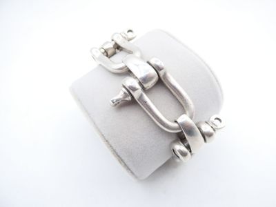 bracelet en argent à maillons et fermoirs, présenté sur un fond blanc