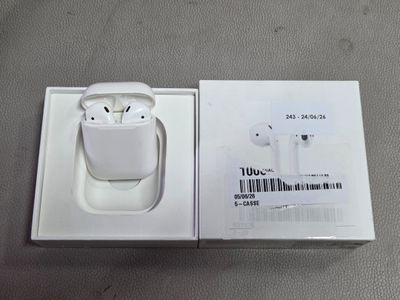 une boîte blanche sur laquelle sont posés des AirPods d'Apple