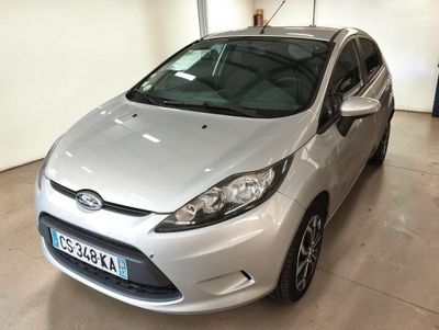 la voiture est garée dans le garage, dans le garage